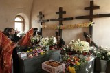 Внутри часовни у могилок убиенных братий
&nbsp;
