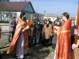 Пасхальный крестный ход вокруг передвижного храма на монастырском подсобном хозяйстве