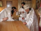 В алтаре храма во время его освящения