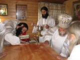 В алтаре храма во время его освящения