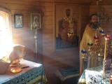 В алтаре передвижного храма во время Божественной Литургии
