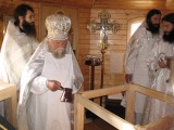 В алтаре храма во время его освящения