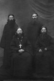Козельск. 1920-е годы. В нижнем ряду слева направо: иеромонах Никон (Беляев), иеромонах Геронтий (Ермаков; расстрелян в 1938 г.); стоят: рясофорный монах Кирилл (Зленко;&dagger; 1932) и рясофорный монах Родион (Шейченко)